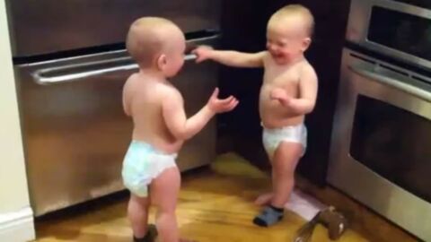 Des bébés jumeaux discutent entre eux