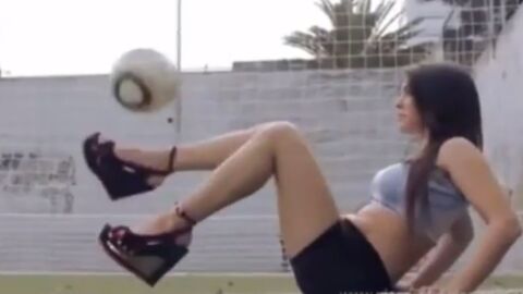 Cette fille arrive à jouer au foot en talons ! Son talent est vraiment impressionnant