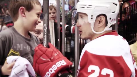 Ce joueur de hockey a fait le plus beau des cadeaux à ce jeune fan. Découvrez son incroyable réaction