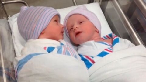 Ces jumeaux se rencontrent pour la première fois quelques minutes après leur naissance. Un moment riche en émotions