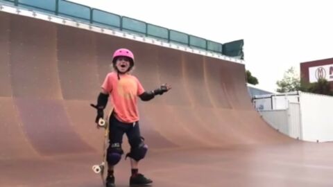 Cette fillette adore le skate board. Et elle le prouve