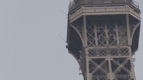 Les images impressionnantes de l'homme qui a escaladé la Tour Eiffel