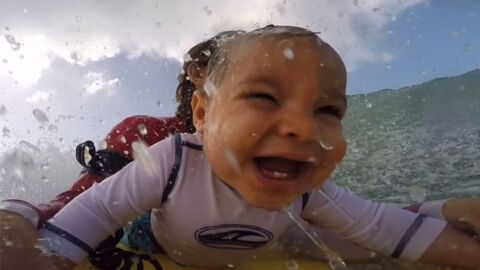 Ce bébé de 9 mois surfe pour la première fois avec son papa, et il adore ça ! 