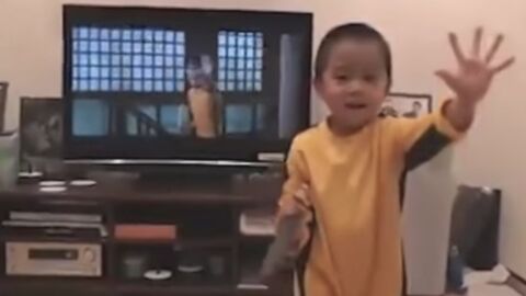 A seulement 4 ans, il est déjà le futur Bruce Lee. Vous n'allez pas en revenir