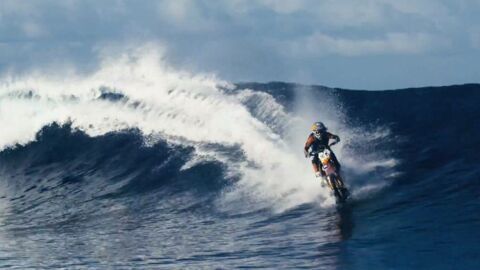 Robbie Maddison fait du surf avec une moto !