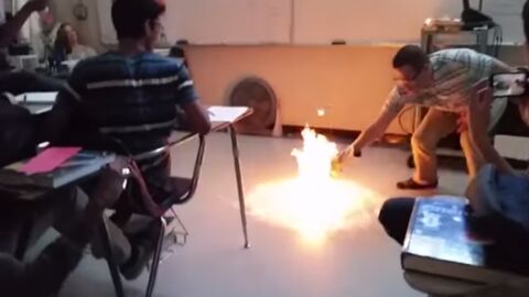 Ce prof de chimie impressionne ses élèves avec une expérience incroyable ! 