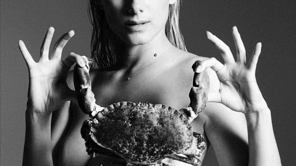 Mélanie Laurent nue avec un gros crabe pour la campagne Fishlove