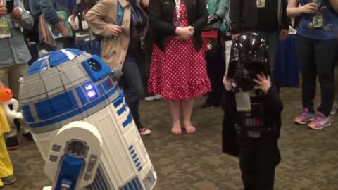 Cette petite fan de Star Wars rencontre R2-D2 pour la première fois. Sa réaction ne se fait pas attendre