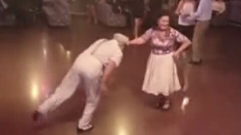 Ces deux personnes âgées réalisent un numéro de danse hilarant
