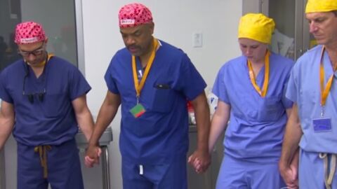  Des médecins prient avant une dangereuse opération sur des siamoises 