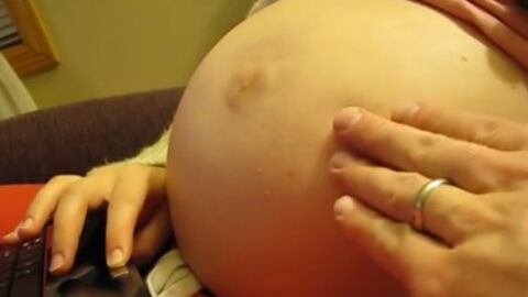 La Drole De Reaction D Un Bebe Quand Son Papa Touche Le Ventre De Maman La Drole De Reaction D Un Bebe Quand Son Papa Touche Le Ventre De Maman