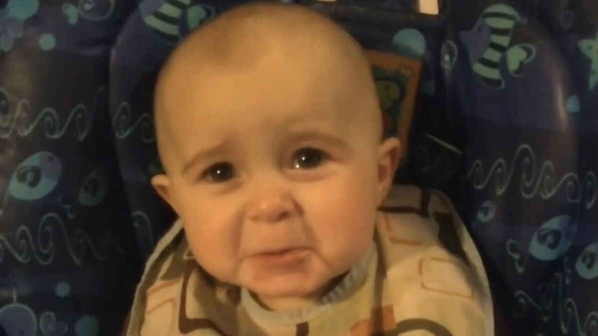Ce Bebe Ecoute Sa Maman Chanter Une Chanson Triste Sa Reaction N A Pas De Prix