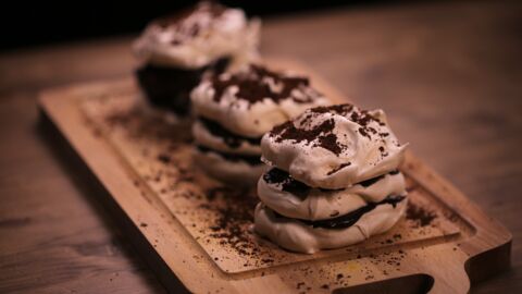 Le mille-feuille meringue et chocolat, le dessert en noir et blanc
