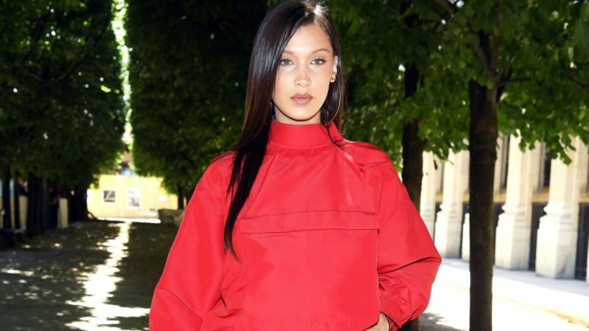 Bella Hadid sans culotte dans les rues de Paris : la combinaison fendue qui  a affolé les photographes