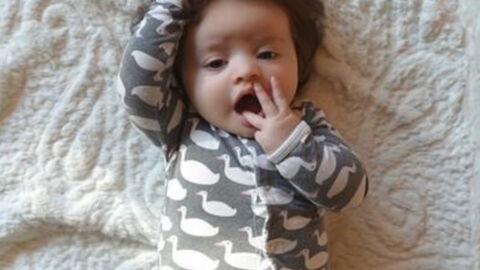 Ne 2 Semaines En Retard Ce Bebe Affiche Une Incroyable Chevelure