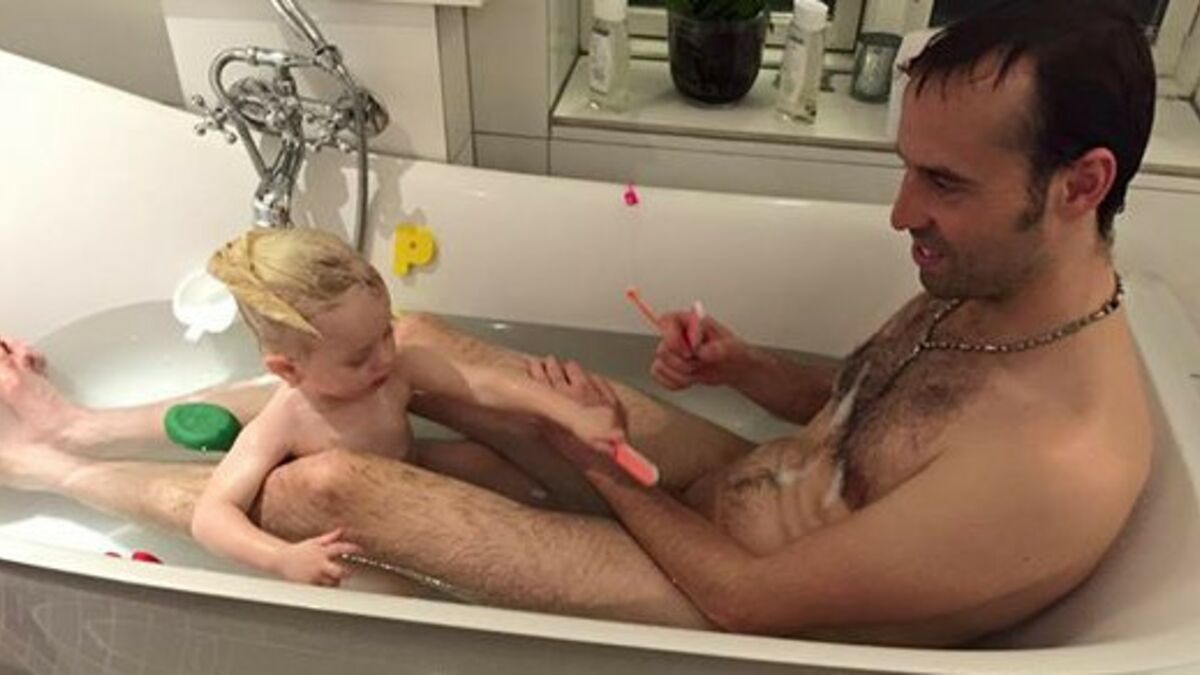 Cette photo de Chris Torben prenant un bain avec sa fille a choqué les  internautes