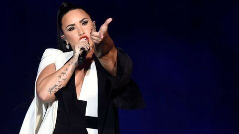 Demi Lovato : la chanteuse fond en larmes sur scène en avouant être retombée dans l'alcool