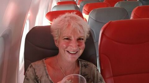 En voyage pour la Crète, elle se retrouve complètement seule dans son avion