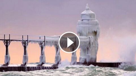Michigan (USA) : le froid transforme le phare St Joseph en un magnifique château de glace