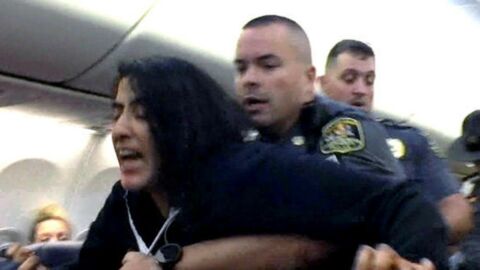 Une femme est forcée de quitter l'avion. La compagnie aérienne s'excuse pour ces images