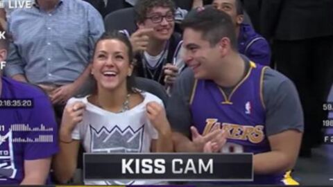 Il se fait humilier lors d'une "Kiss Cam" pendant un match de basket