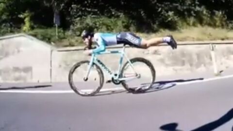 Un cycliste en pleine descente teste la position superman pour plus d'aérodynamisme !