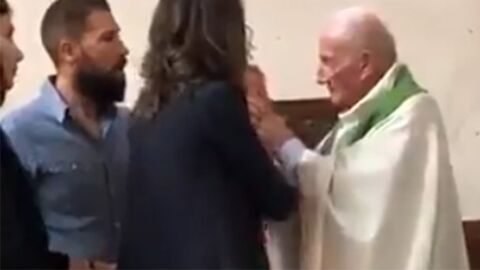La vidéo d'un prêtre qui gifle un enfant pendant un baptême suscite l'indignation