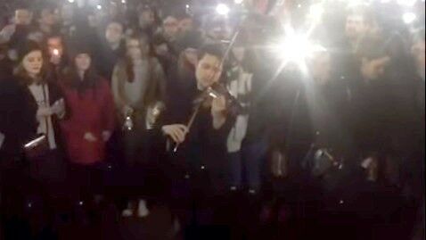 Attentats de Paris : la vidéo émouvante d'un homme qui joue du violon à Trafalgar Square