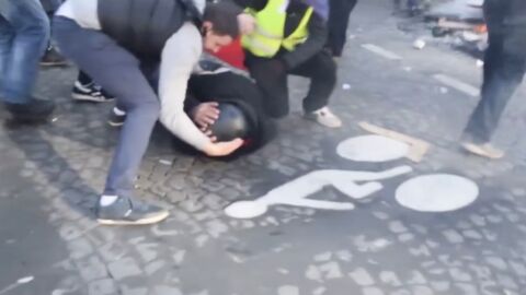 Vidéo : ces hommes ont protégé un policier lors de la manifestation des "gilets jaunes"