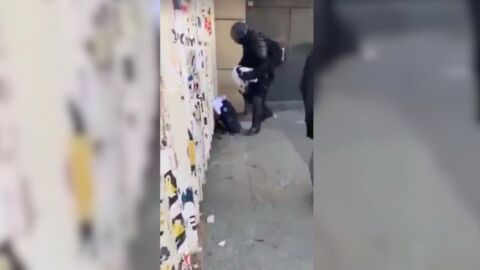 "Gilets jaunes" : la vidéo d'un policier récupérant des maillots du PSG pose question