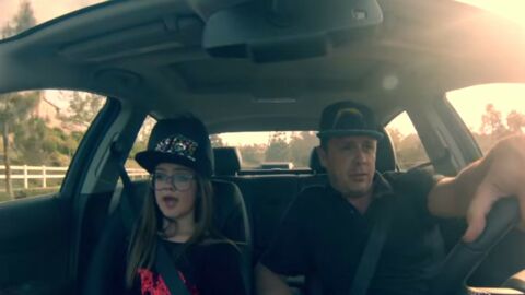 En voiture, ce père et sa fille se lancent dans un duo de rap. Le résultat est époustouflant