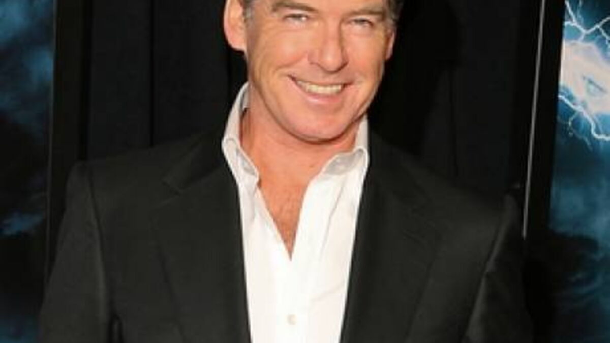 Pierce Brosnan est impressionné par le nombre de fans de Robert Pattinson