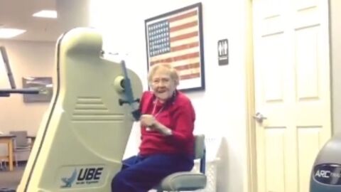 Cette vieille dame à 97 ans... et elle est toujours aussi sportive !