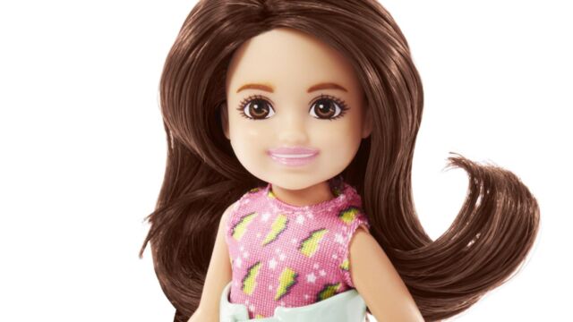 Barbie : cette poupée inclusive atteinte d'une scoliose fait la joie des  parents et des enfants