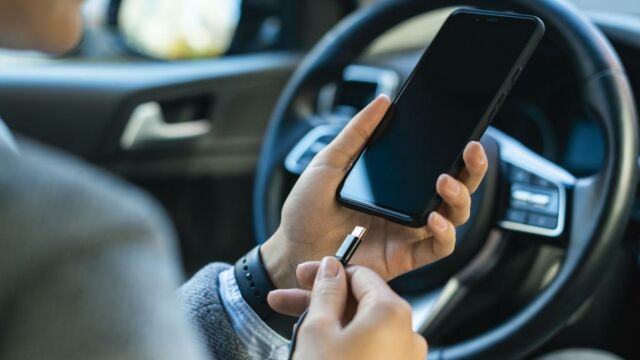 Téléphone portable : découvrez pourquoi vous ne devriez pas les charger en  voiture