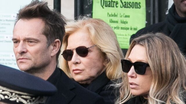 David Hallyday chante avec sa sœur Laura Smet et sa mère Sylvie Vartan en plein concert