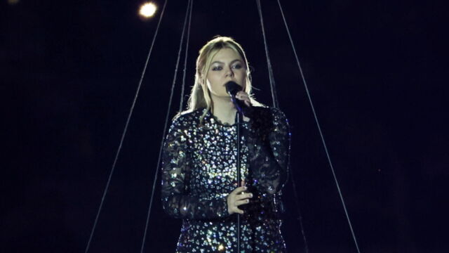 "J’ai failli mourir" : la grosse frayeur de Louane pendant l’Eurovision 2025