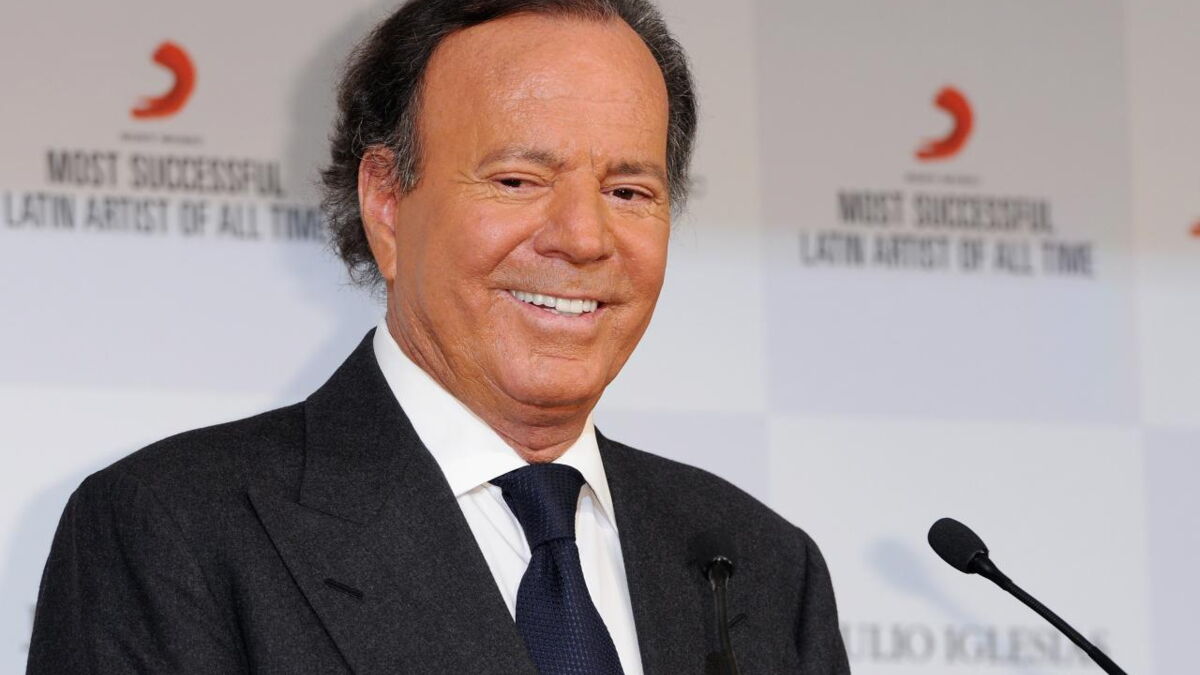 Julio Iglesias accusé d’agressions sexuelles : le chanteur répond publiquement