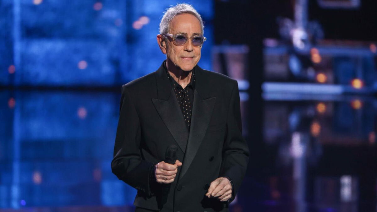 Alain Chamfort chute sur scène aux Enfoirés : frayeur et émotion à l’Accor Arena