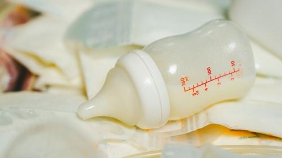 Laits infantiles contaminés : nouvelles enquêtes et inquiétudes grandissantes