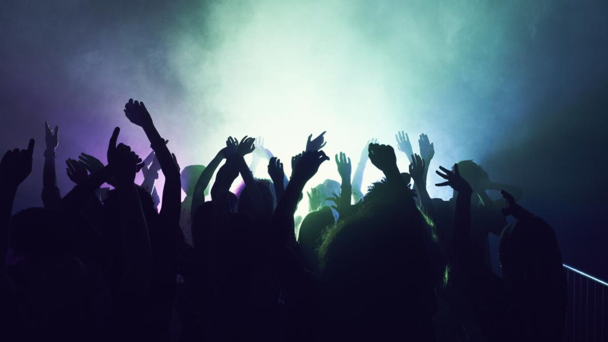 Rave-party à Yvré-l’Évêque : un policier blessé, la préfecture de la Sarthe réagit fermement