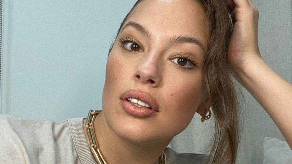 Ashley Graham pose nue pour défendre les femmes rondes