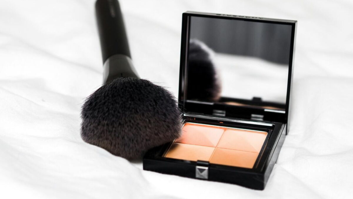 Ce blush bi-matière promet une tenue sans faille et une pigmentation à toute épreuve Ce blush bi-matière promet une tenue sans faille et une pigmentation à toute épreuve