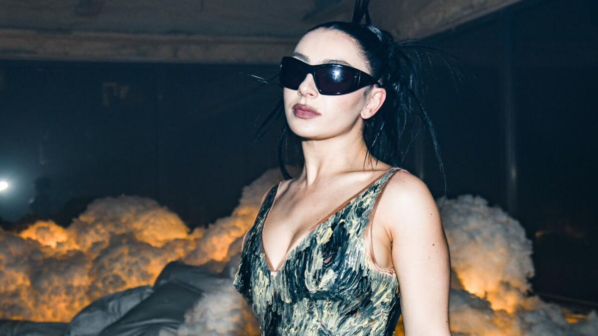 Comment être une vraie Brat Girl, ultra tendance comme Charli XCX ? Comment être une vraie Brat Girl, ultra tendance comme Charli XCX ?