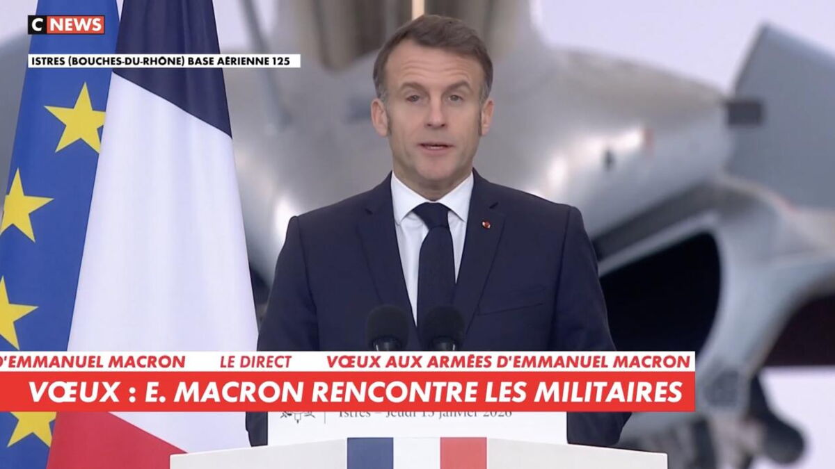 « Œil du tigre » : Emmanuel Macron plaisante sur une rougeur oculaire lors de ses vœux aux Armées