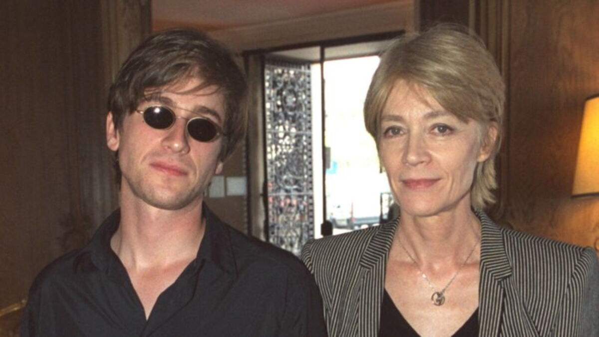 son fils Thomas Dutronc absent au moment de son décès, la raison dévoilée son fils Thomas Dutronc absent au moment de son décès, la raison dévoilée