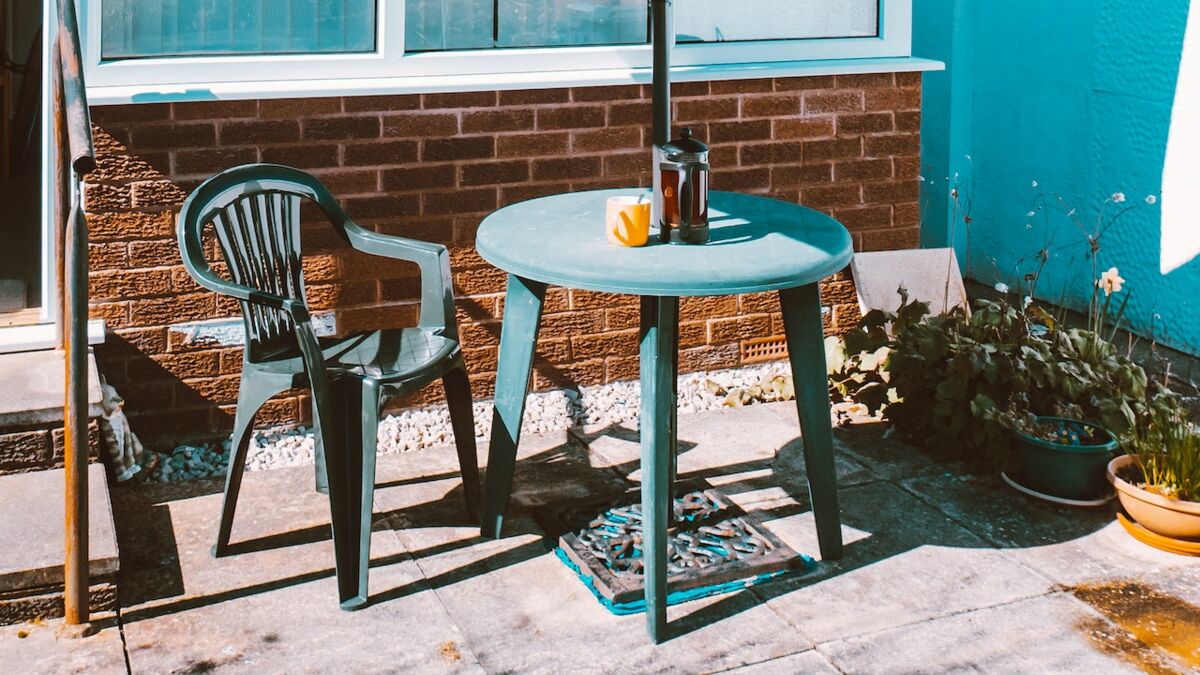 Table de jardin : peut-on peindre une table de jardin en plastique ?