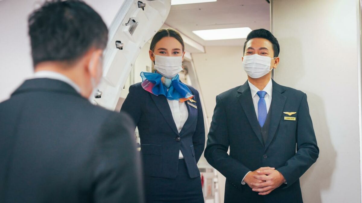 Voilà Pourquoi Les Hôtesses De L Air Accueillent Les Passagers Avec Les Mains Dans Le Dos