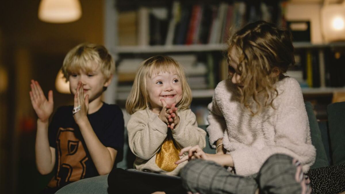 Une Petite Fille A Une Relation Fusionnelle Avec Son Frère Handicapé