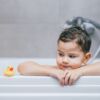 Un enfant de 2 ans a failli mourir à cause d’un objet surprenant utilisé lors des bains